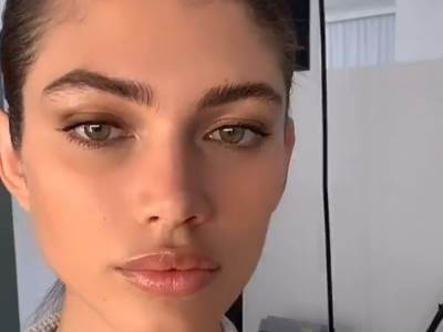  Transrodna-manekenka-na-naslovnoj-strani-u-bikiniju-foto 