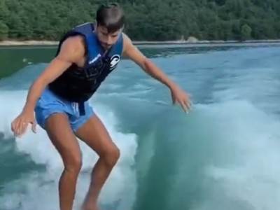  Šakira, Milan i Saša navijaju: Pike MAJSTORSKI "jaše" na talasima (VIDEO) 