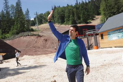  Samo za društvo iz prodavnice: Nole, pevaj "Crne kose"! VIDEO 