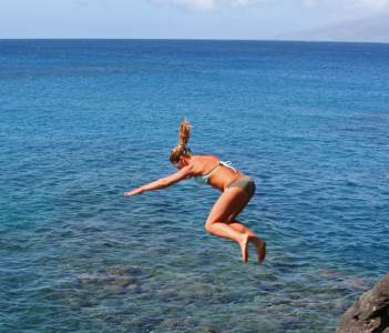  UŽAS NA LETOVANJU: Devojka skočila sa 10 m visine u Jadran, teško povređena 