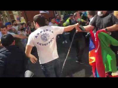  HAOS U LONDONU: Opšta tuča Jermena i Azerbejdžanaca (VIDEO) 