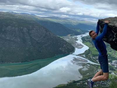  "TI SI LUD!": Poznati fudbaler vježba na litici (VIDEO) 