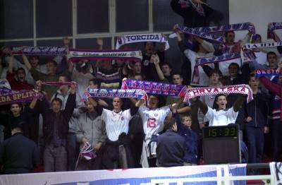  12 PANJEVA ISPRED STADIONA HAJDUKA: Torcida ponižava svoje fudbalere i trenera! 