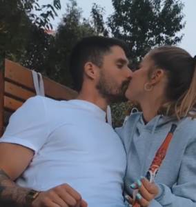  Priznala da su u vezi, sela mu u krilo i STRASNO GA POLJUBILA! (VIDEO) 