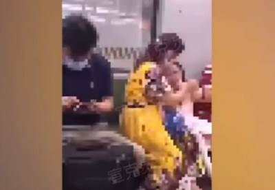  Baba IZUDARALA unuku u gradskom prevozu, nije htela da stavi MASKU! (VIDEO) 