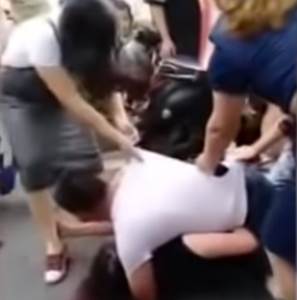  HAOS: Uhvatila muža sa LJUBAVNICOM, pa ih ŽESTOKO KAZNILA! (VIDEO) 