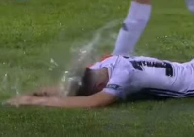  Nevreme-u-Hrvatskoj-fudbaler-plivao-na-terenu-VIDEO 