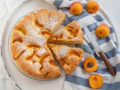  Letnji klasik: "Žuti" kolač sa kajsijama koji miriše na detinjstvo! 