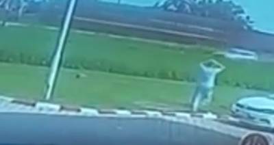  SNIMLJEN TRENUTAK UŽASA KOD ŠAPCA: Voz udara u auto u kome je bila porodica 