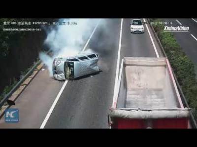  KOMBI SE ZAPALIO NASRED AUTO-PUTA, PUTNICI NISU MOGLI DA IZAĐU 