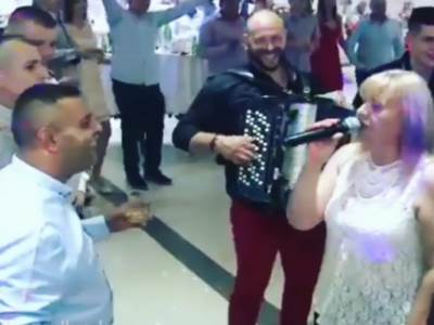  Ovo je KRALJICA BAKŠIŠA! Pogledajte kako za 3 SEKUNDE UZIMA 3.000 eura! 