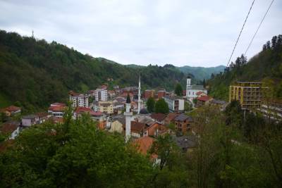  Fotkao devojčice sa zoljama i poručio "SREBRENIČKE OSICE SPREMNE ZA NAPAD"! 