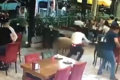  Kurban-NAPRAVIO-DAR-MAR-Ovna-hteli-da-zrtvuju-on-uleteo-u-restoran-VIDEO 