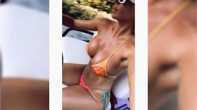  Pomorandže, mede, lubenice, perje... Karleuša na plaži ne može da dosadi! Pogledajte snimak na kome sija kao zlato! 