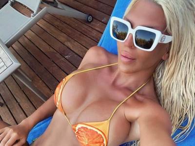  JELENA KARLEUŠA U ZAVODLJIVOJ POZI U DŽAKUZIJU: Pevačica pokazala kako uživa u koktelima i PRAVOM LUKSUZU! (FOTO) 