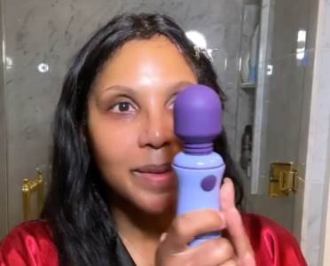  TAJNA MLADOLIKOG IZGLEDA: Pevačica masira lice 18+ PREDMETOM! (VIDEO) 