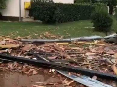  OLUJA PROTUTNJALA KROZ SLAVONIJU, OVO SE NE PAMTI!! Vetar nosio krovove i rušio drveće (VIDEO) 