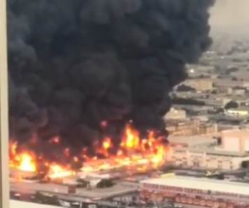  STRAŠAN POŽAR NA PIJACI U EMIRATIMA: POGLEDAJTE kako je CRN DIM prekrio grad (VIDEO) 