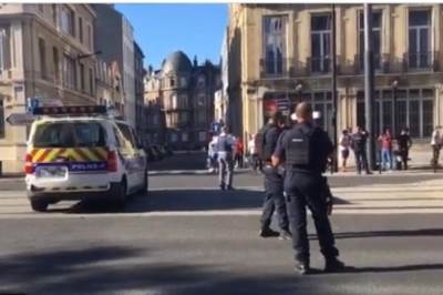  TREĆI TERORISTIČKI NAPAD NA FRANCUSKU OD JUTROS! Izboden radnik ambasade na drugom kraju sveta 
