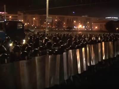  HAOS U MINSKU: ŠOK BOMBE, suzavac, VODENI TOPOVI 