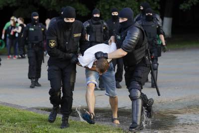 UHAPŠENI ORGANIZATORI PROTESTA U MINSKU: Pronađen novac, policajcu RAZBIJEN NOS! (FOTO) 