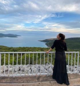  Sjedi Mara na kamičku i zavrće haljinu! Glumica se opustila u Crnoj Gori, a pogledajte ko joj pravi društvo! (FOTO) 