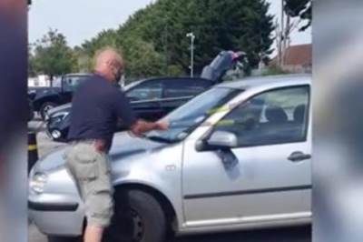  IŠAO JE PARKINGOM KAD JE U KOLIMA UGLEDAO STRAHOTU!  