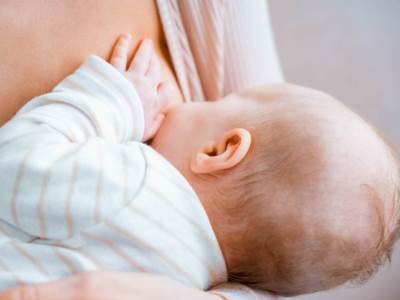  Posle videa koji je "zapalio" mreže, otkrivamo šta kaže nauka - da li bi ODRASLI trebalo da piju majčino mleko? 