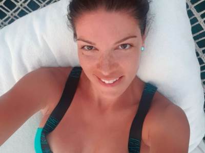  SKINULA SE VODITELJKA ZVEZDI GRANDA: Šminke i frizure bez, tu je samo bikini! Telo za čistu DESETKU (FOTO) 