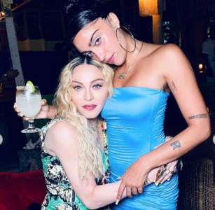  Madona slavi 62. rođendan na štakama, služi drogu i alkohol, a njen izgled šokirao je sve! (FOTO) 