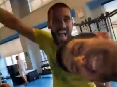  NOVAK UPAO NA TRENING KOLEGE I NAPRAVIO ŠOU: Na zvučnicima grmi balkanski hit, tu je i koreografija! (VIDEO) 