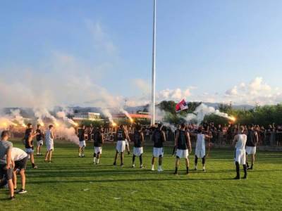  SLAVNI KLUB, SVIMA ZNAN: Navijači Partizana oduševili igrače u Vrnjačkoj banji (VIDEO) 