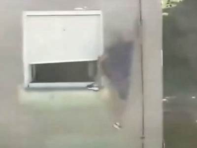  Zrenjanin-covek-se-penje-uz-zgradu-spasava-dete-junak-video 