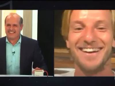  BARSA POSLE OVOGA HOĆE DA GA OTERA: Slavio pobedu Sevilje na TV, obučen skočio u bazen! (VIDEO) 