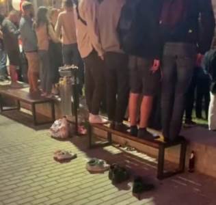  KAKVI CAREVI! Demonstranti iz Bjelorusije oduševili sve, IZULI se usred protesta! (FOTO) 