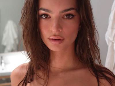  Skroz GOLA Emili Ratajkovski ima novu tetovažu! 