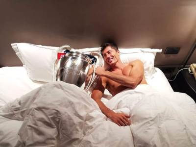  LEVINA NOĆ SA PEHAROM U KREVETU 