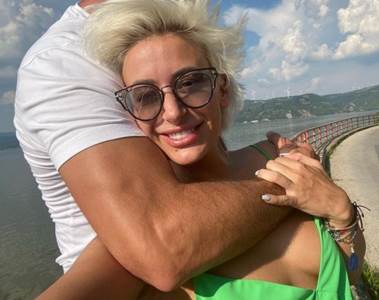  DUŠICA JAKOVLJEVIĆ NAŠLA NOVOG DEČKA: Voditeljka u čvrstom zagrljaju muškarca poslala SNAŽNU LJUBAVNU PORUKU! FOTO 