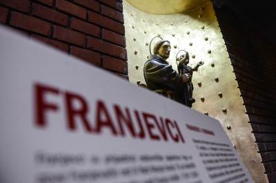  PROPOVIJEDA DA JE KORONA PREVARA: Sveštenik izaziva tuče na hrvatskom Jadranu 