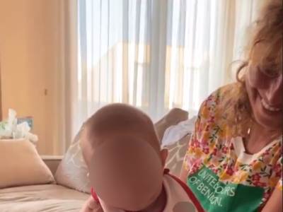  MALOG ŽELJKA NE ČUVA SAMO BAKA CECA: Veljkova tašta ga uzela u krilo, a svi gledaju u natpis na portiklici (VIDEO) 