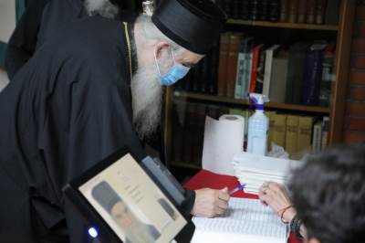  Mitropolit Amfilohije glasao prvi put u životu (FOTO) 