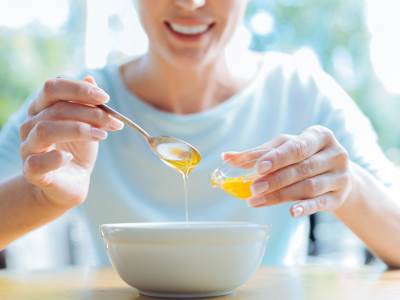  MED JE "BOMBA" ZA ZDRAVLJE KADA SE KOMBINUJE SA OVIM ZAČINOM! Srpska nutricionistkinja otkriva koje sve boljke leči 