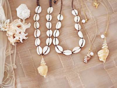  Prošetala gola svetim mostom da bi reklamirala nakit 