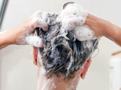  BEZAZLENA GREŠKA KOJA MOŽE OZBILJNO DA POVREDI LEĐA: Ako i vi ovako perete kosu, odmah prestanite, opasno je! 