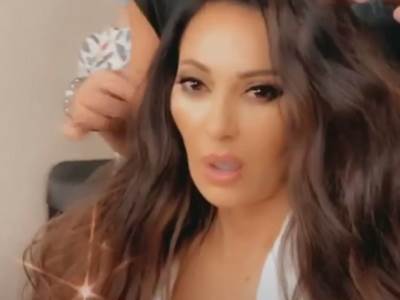  ZAMALO SVE OTKRILA: Ceca se hvali frizurom, a grudi samo što joj ne ispadnu! (VIDEO) 