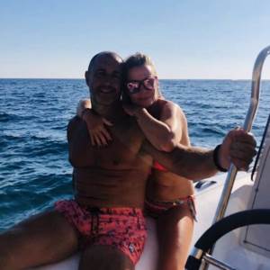  VODITELJKA POSJEDUJE HOTEL U BUDVI i LUKS GLISER: Prednost glisera je što imate 25 metara svoje privatne plaže! 