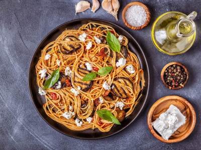  Špageti sa patlidžanom i fetom 