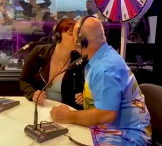  ŠOK U EMISIJI! KĆERKA I OTAC SE ZA 1.000 DOLARA LJUBILI PRED KAMERAMA: Snimak koji je zgrozio svet! (VIDEO) 