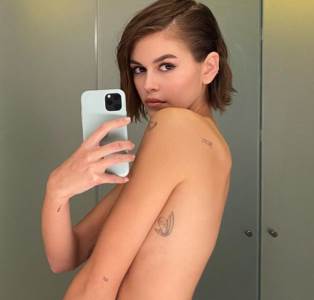  KĆERKA SINDI KRAFORD ZA 19. ROĐENDAN POZIRALA POTPUNO GOLA: Prvo majka, pa sad i ona! (FOTO) 