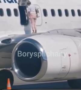  Ukrajina-Kijev-avion-putnica-seta-po-krilu-aviona-video 